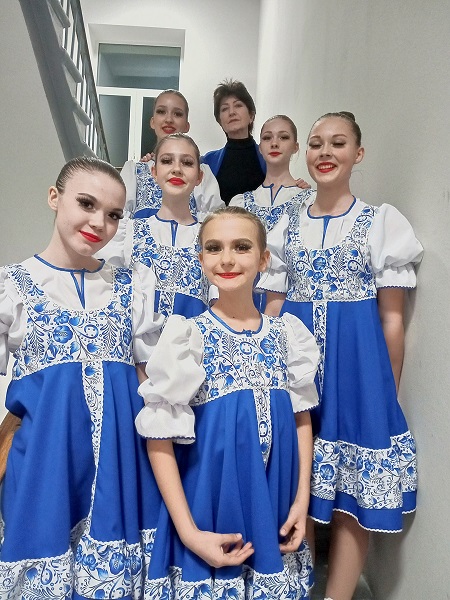 Екатерина Тихонова со своими воспитанницами.jpeg