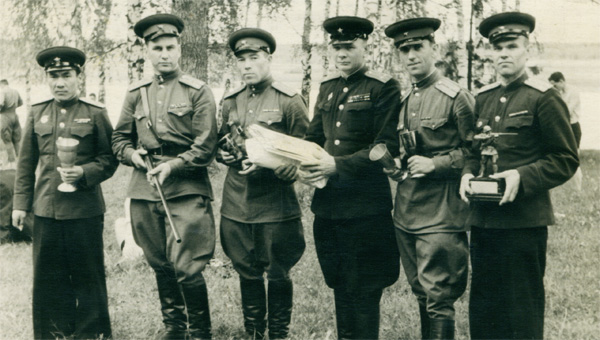 04 Однополчане. Второй слева - Борис Шапошников.jpg