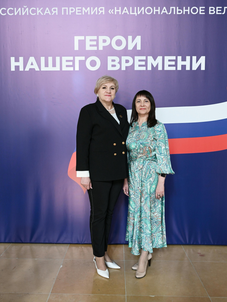 Егорова в костюме и Глущенко в платье.jpg