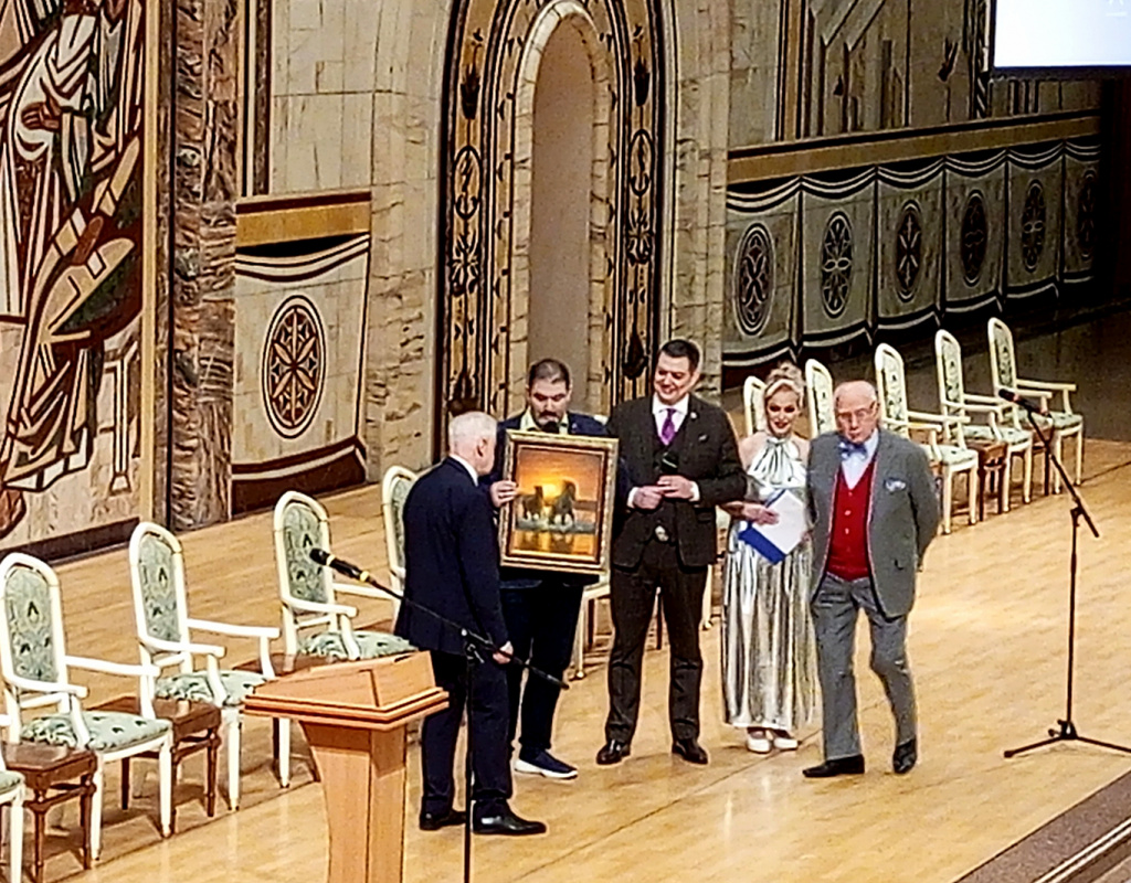 Художник Шилов дарит Сергею Миронову картину.jpeg