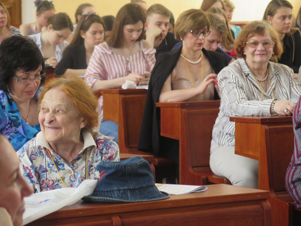 Бабуську вставь куда-нибудь, лицо примелькавшееся.JPG