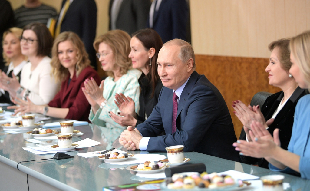 Путин среди женщин.jpg Путин среди женщин.jpg