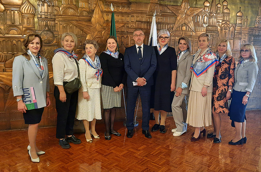 наши у посла.jpg наши у посла.jpg