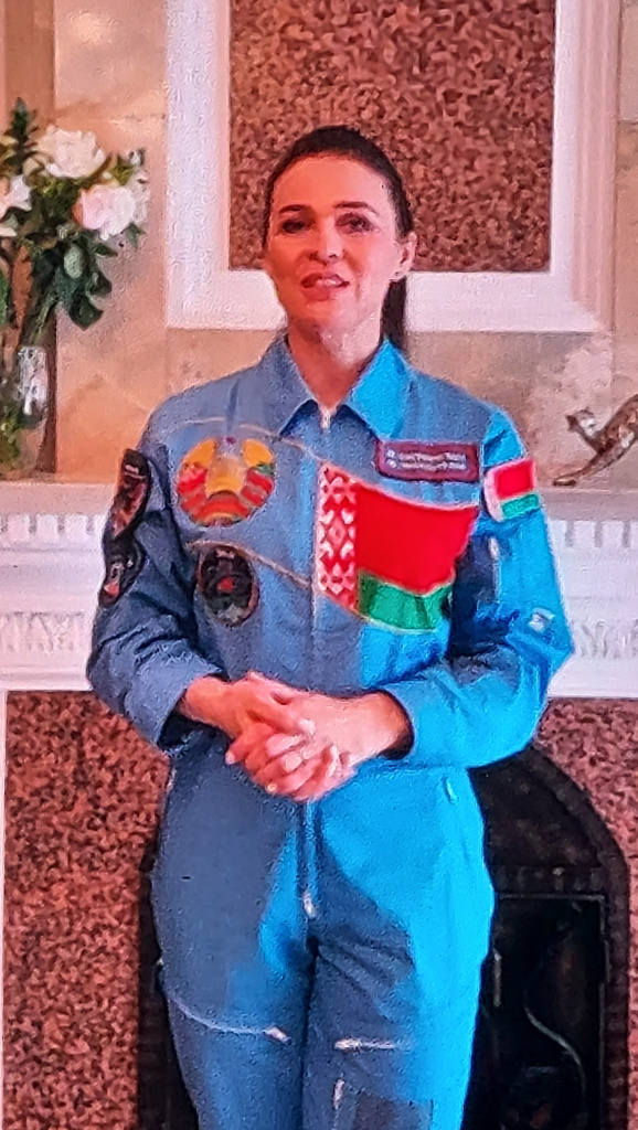 Первый космонавт Беларуси Марина Василевская приветствует участников Форума.jpg