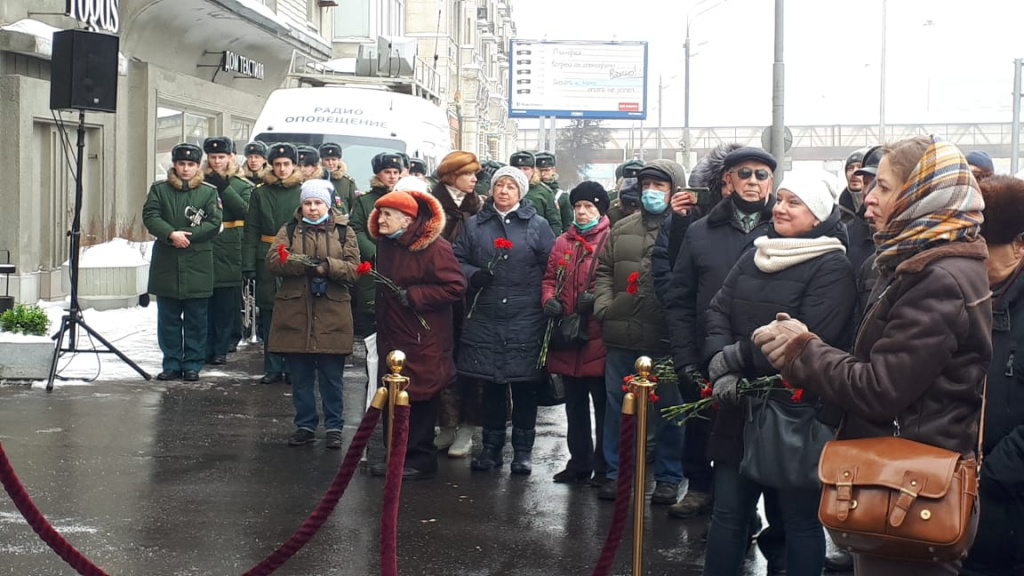 возлагают цветы.jpeg возлагают цветы.jpeg