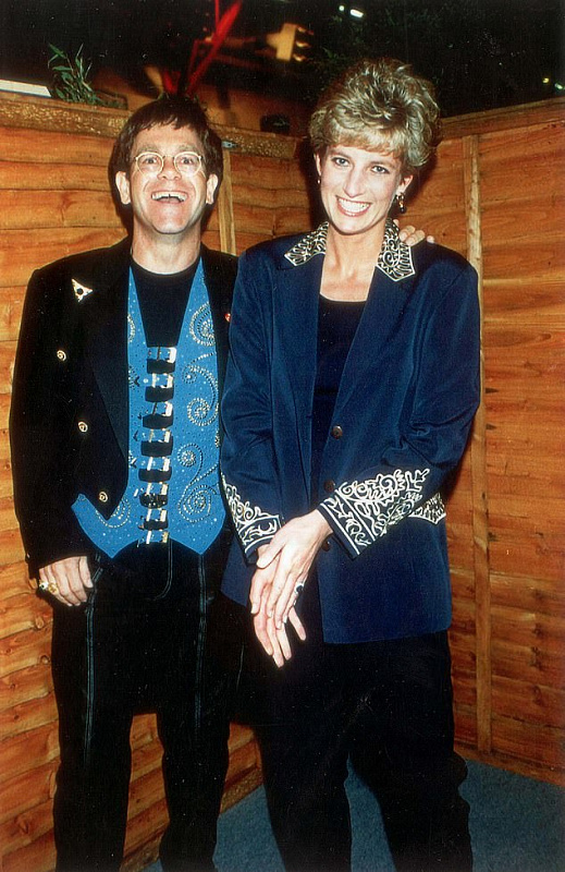 19314336-7539485-Bewitching_Diana_with_Elton_in_1993_at_a_television_awards_cerem-a-5_1570255342449.jpg
