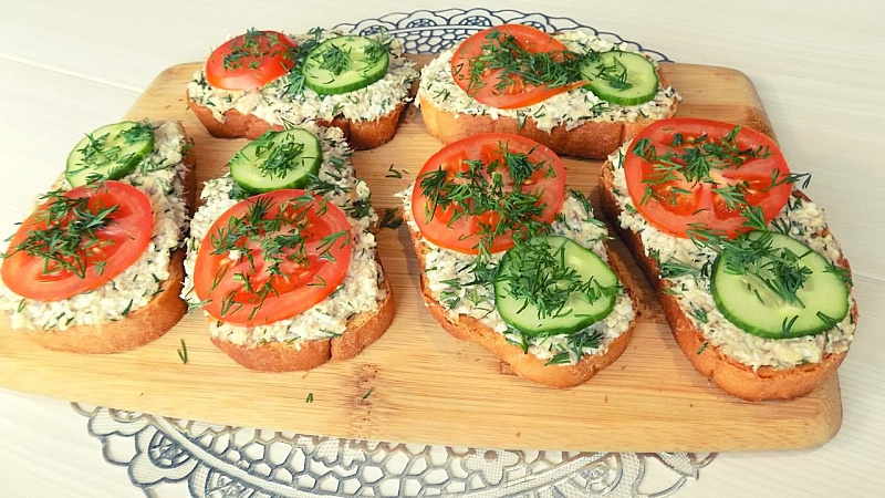 Бутерброды из рыбной консервы с яйцом и сыром.jpg