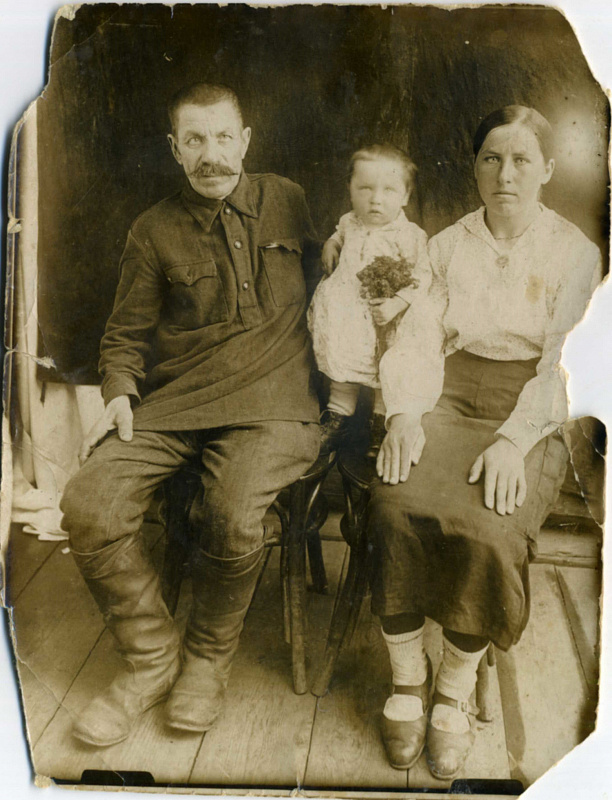 Михаил с родителями.jpg