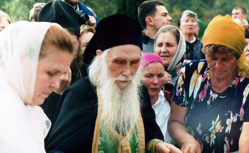 17 Архимандрит Кирилл (Павлов) среди прихожан.jpg