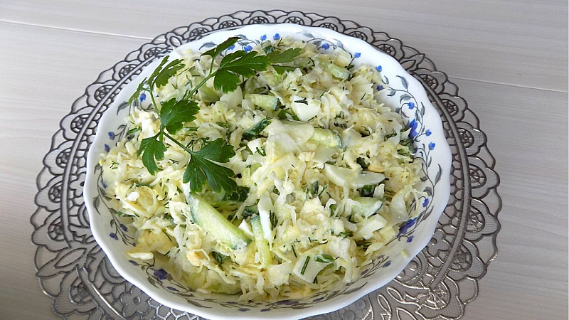 Салат из свежей капусты с огурцом и яйцами1.jpg