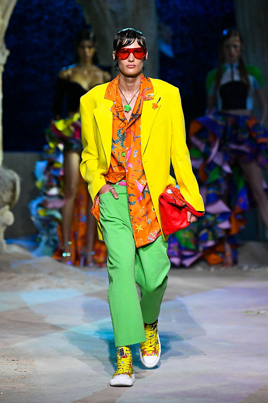 00043_versace_menswear_ss21_60362c864f2ea.jpeg